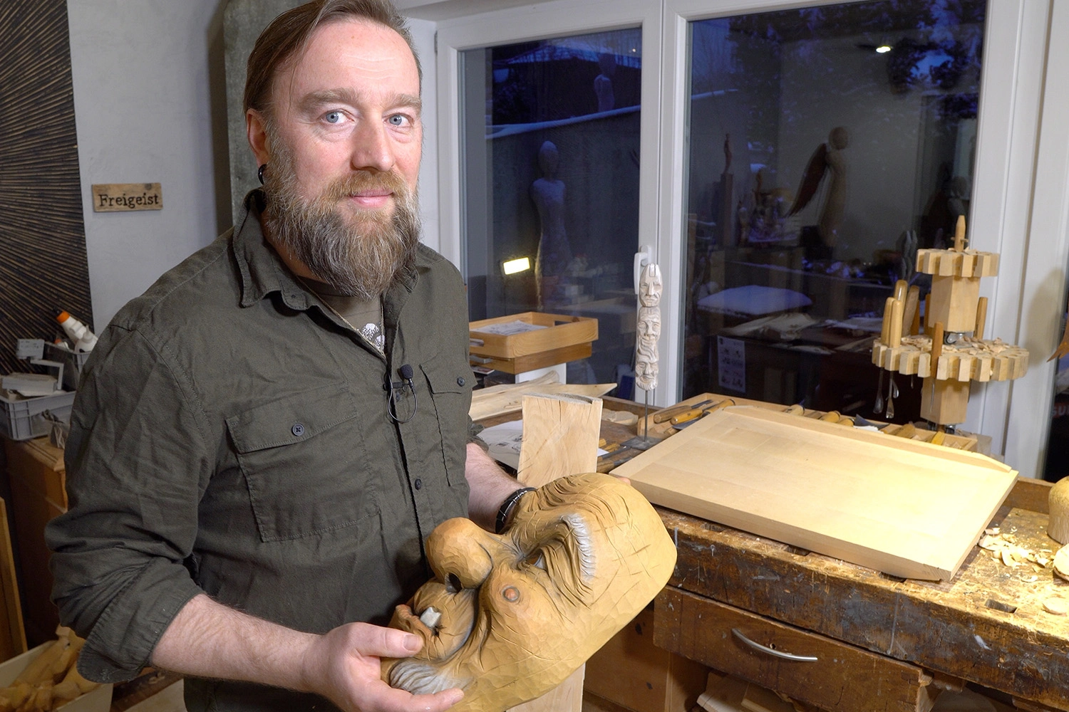 Simon Stiegeler holds the finished mask in his hand.