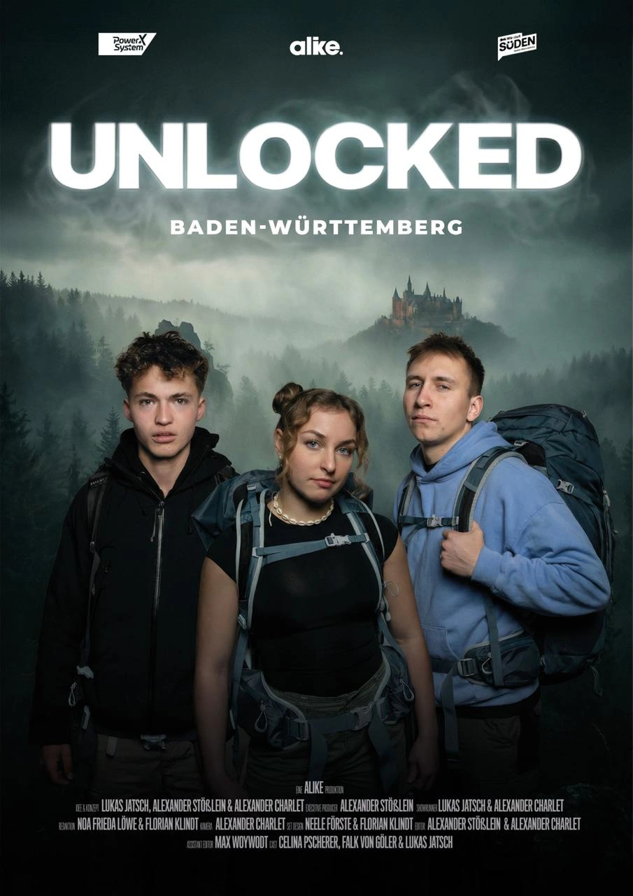 Plakat mit dem Titel 'UNLOCKED Baden-Württemberg'. Im Vordergrund sind drei Personen mit Rücksäcken zu sehen, die vor nebliger und waldiger Kulisse stehen. Im Hintergrund erhebt sich eine Burg.