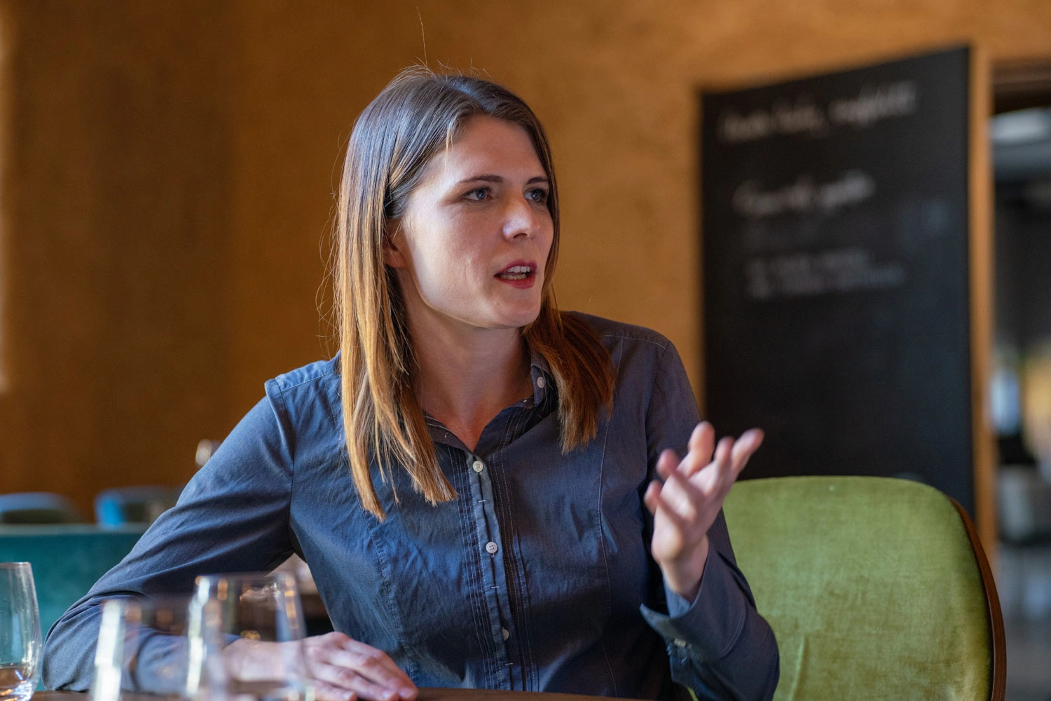 Eine Frau in einer Interviewsituation.