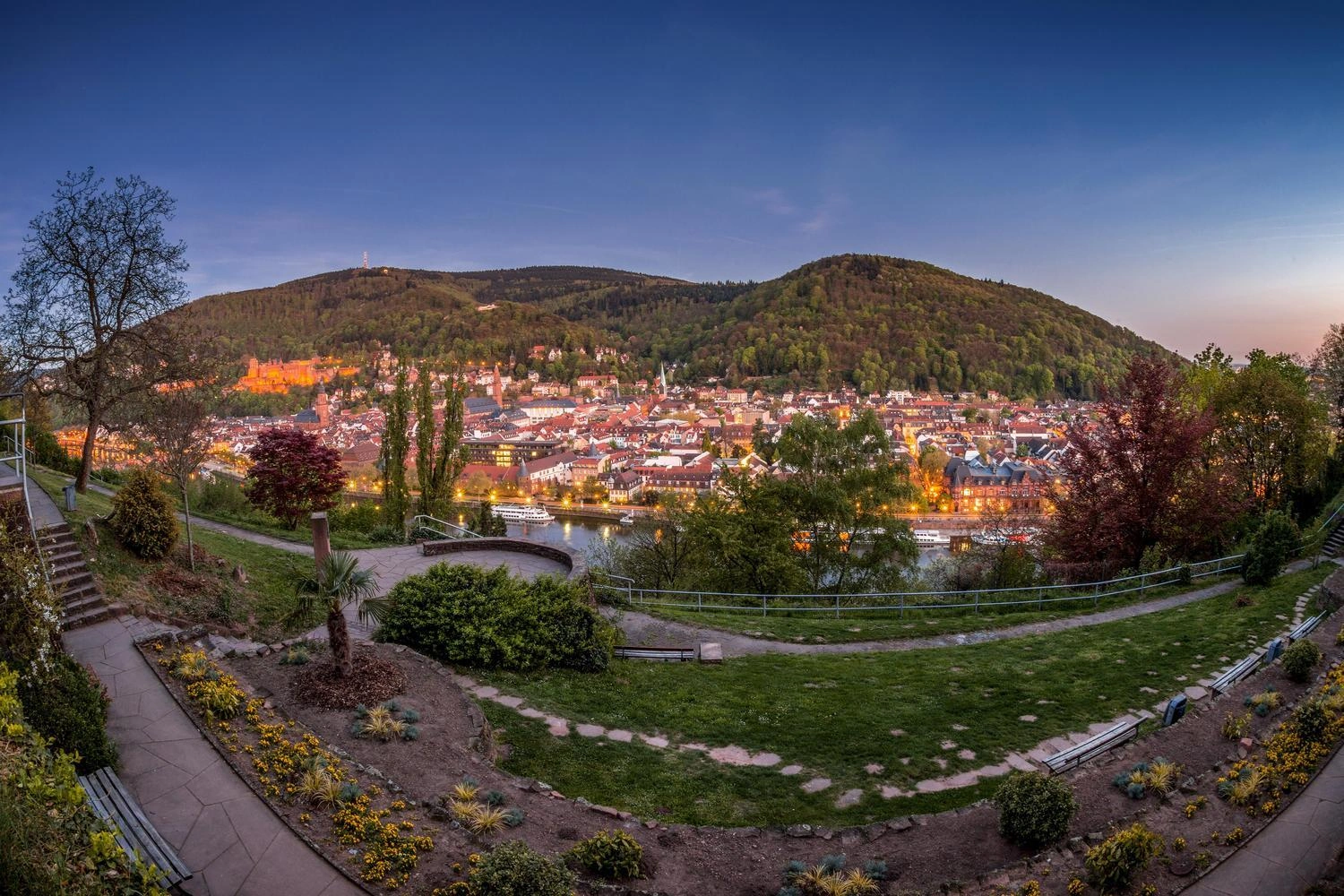 Blick von einer Gartenanlage auf die Altstadt einer großen Stadt