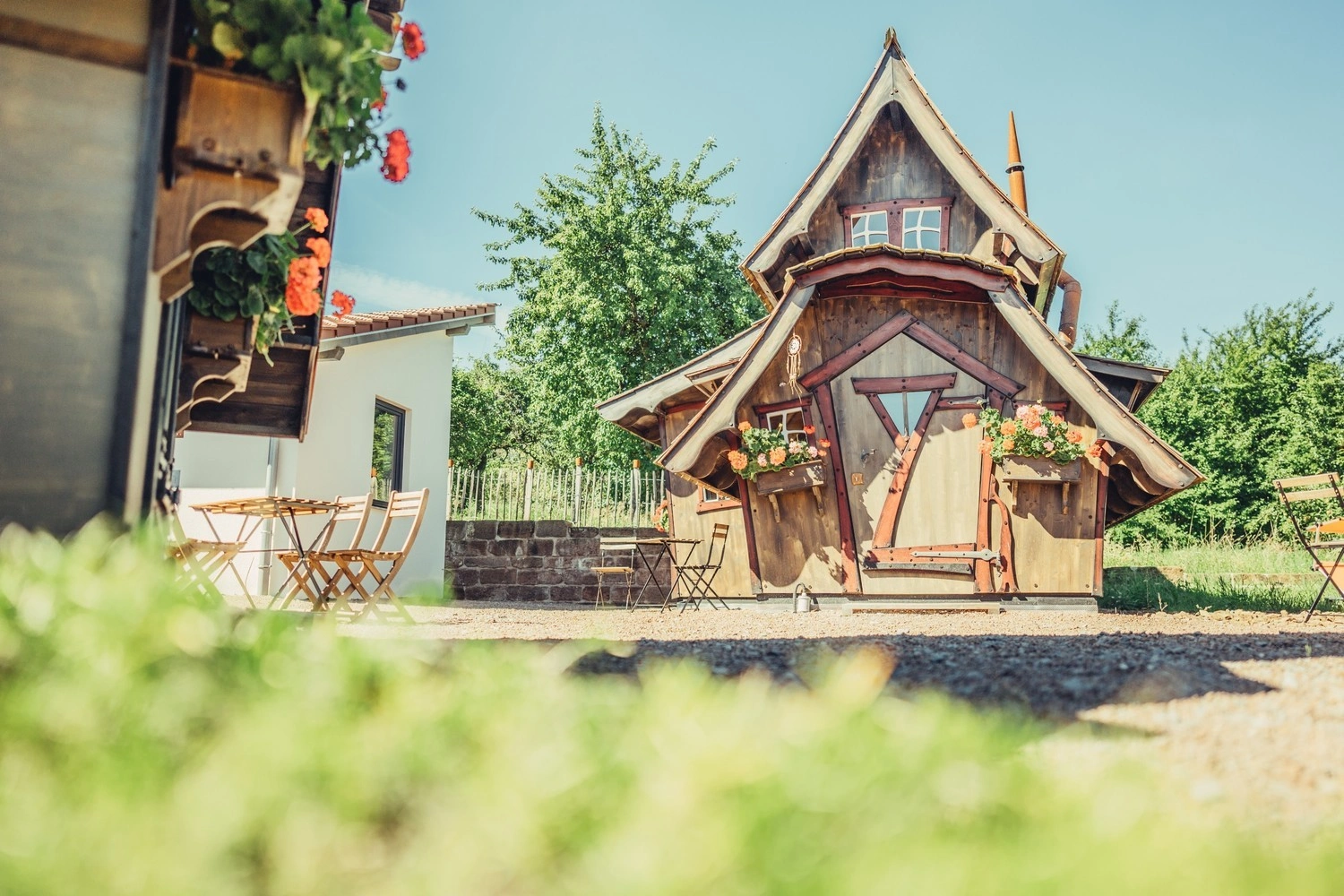 Rustikales Gästehaus auf einem Weingut im HeilbronnerLand mit Sitzplätzen im Innenhof.