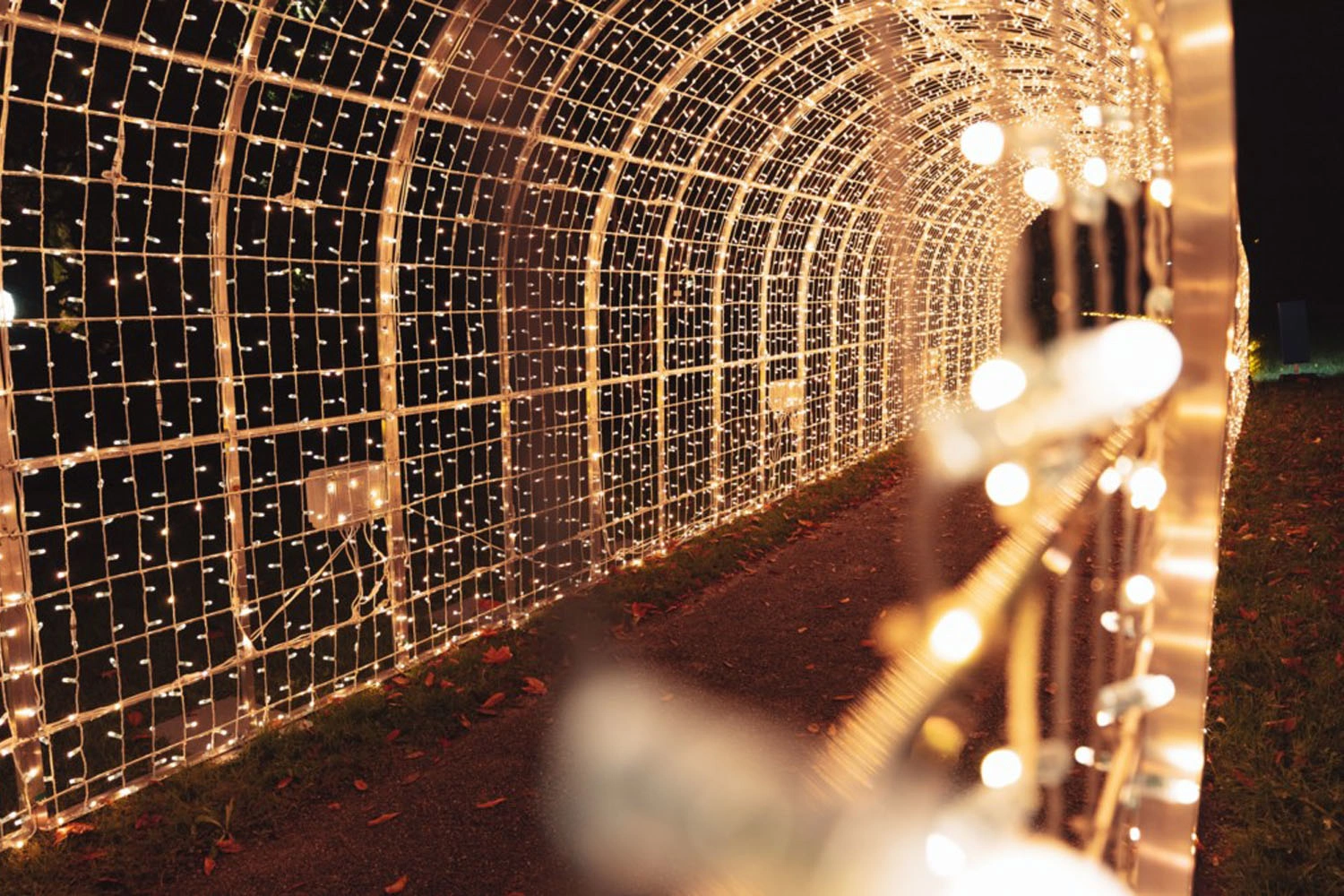 Blick durch einen Durchgang, der mit Lichterketten beschmückt ist