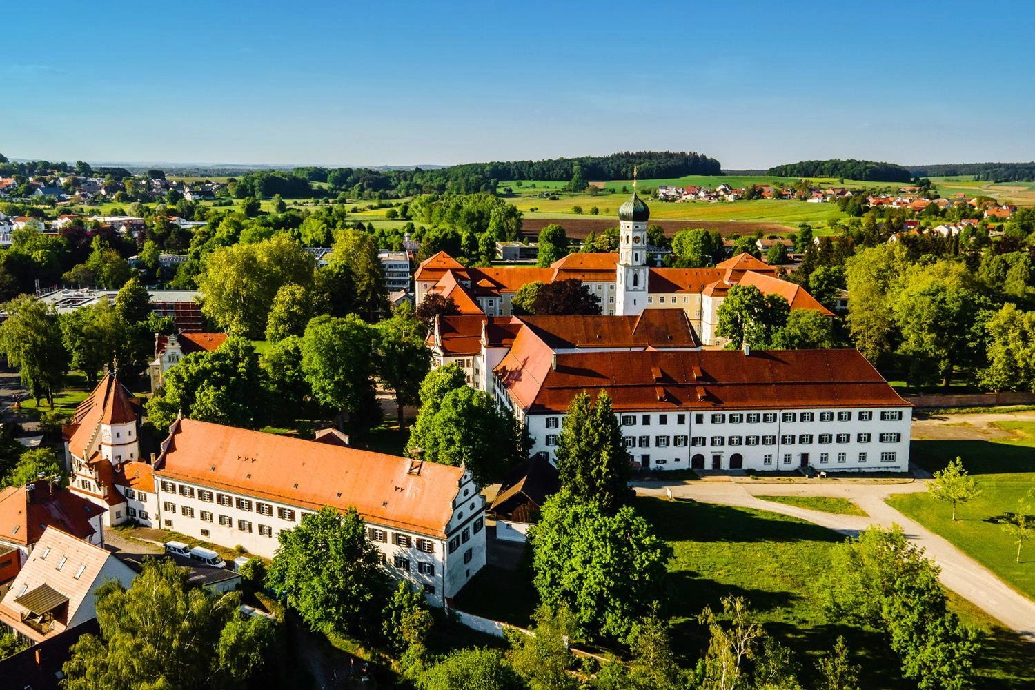 Panoramablick auf eine idyllische Stadt mit einem großen Gebäude