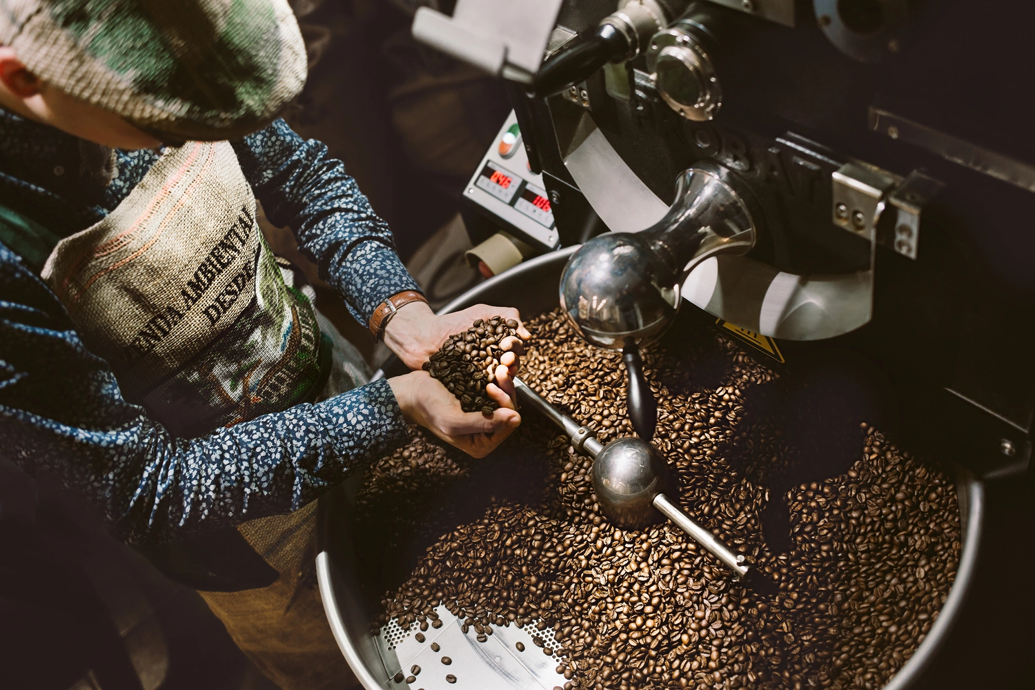 Einblick in den Prozess des Kaffee röstens.