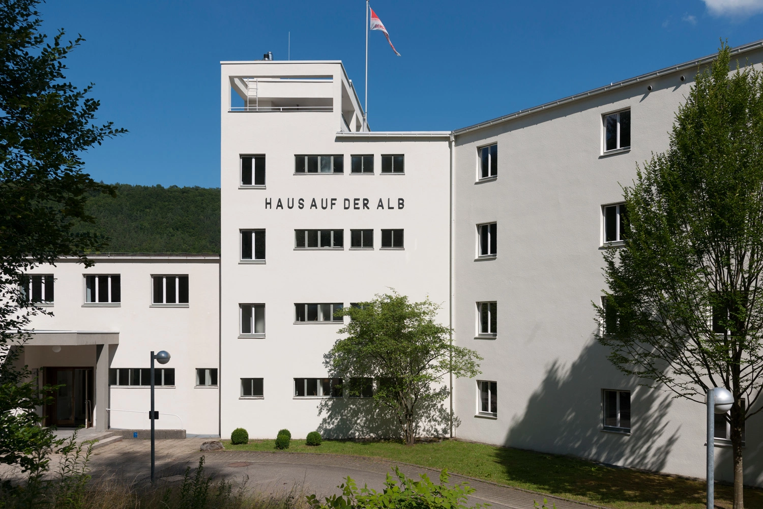 Exterior view of the Bauhaus-style house on the Alb by day