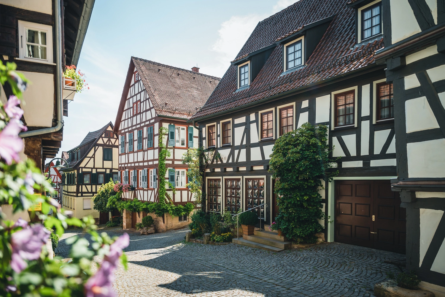 Fachwerkhäuser in einer Kopfsteinpflasterstraße