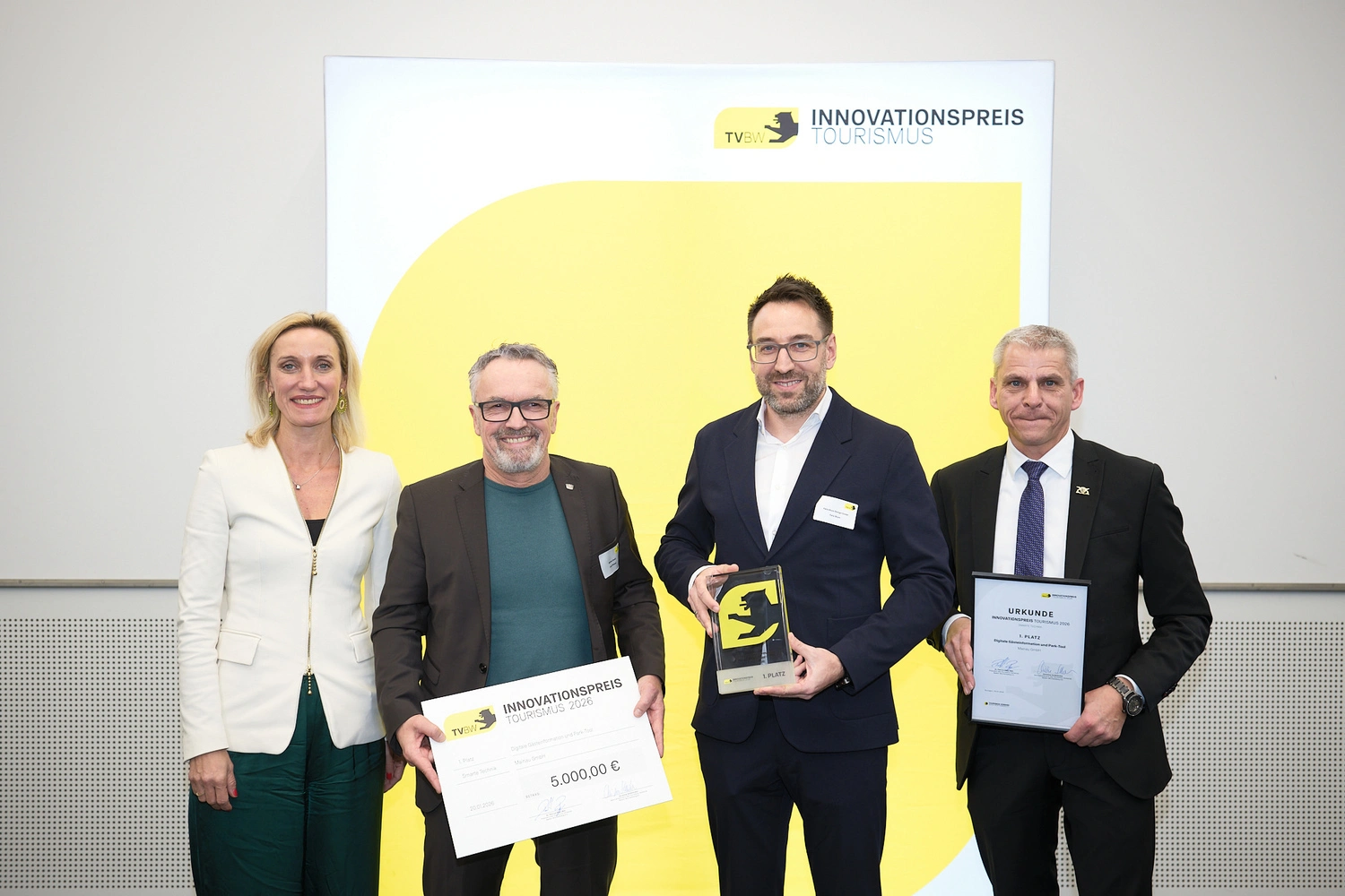 4 Personen bei einer Preisverleihung