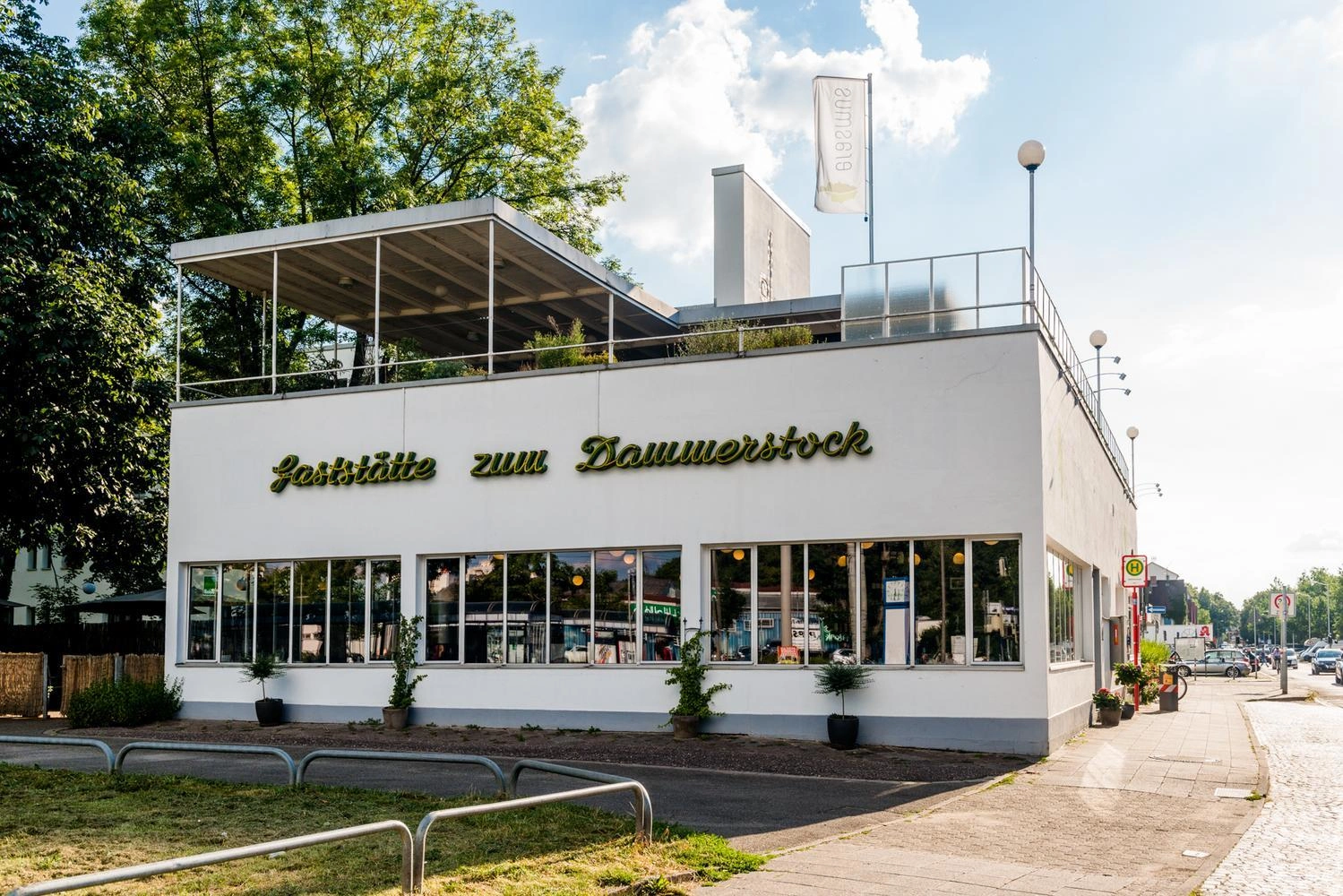 Restaurant in einem Gebäude im Bauhausstil