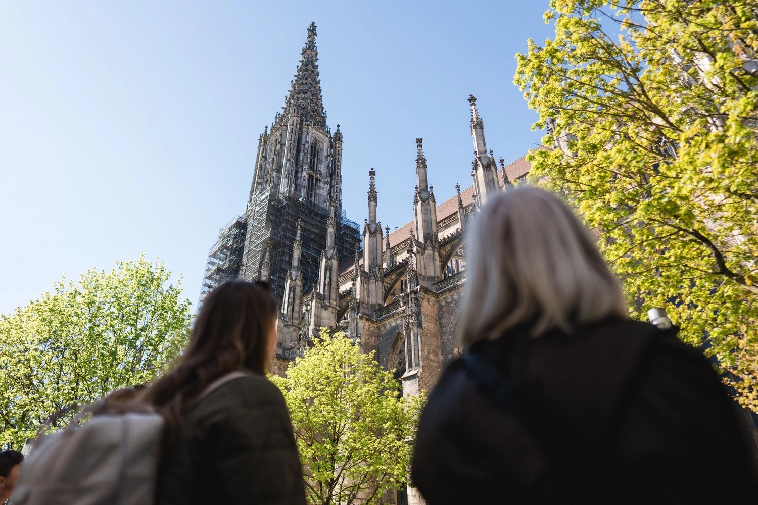 Zwei Besucherinnen blicken auf das Ulmer Münster mit dem höchsten Kirchturm Deutschlands