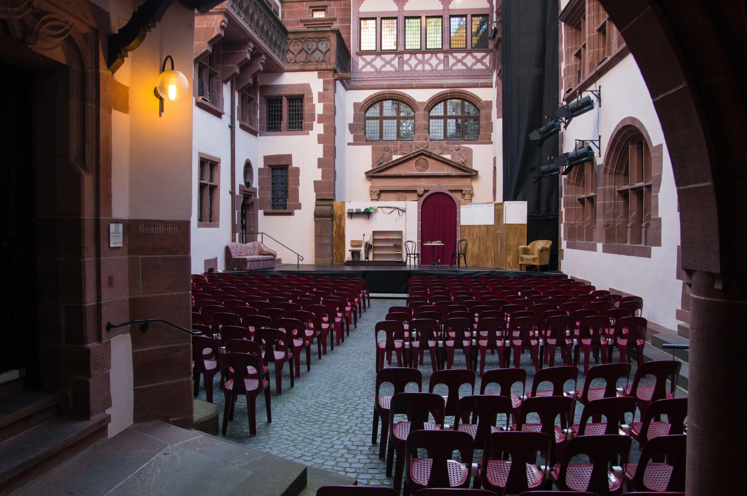 Bestuhlter Innenhof mit einer Bühne