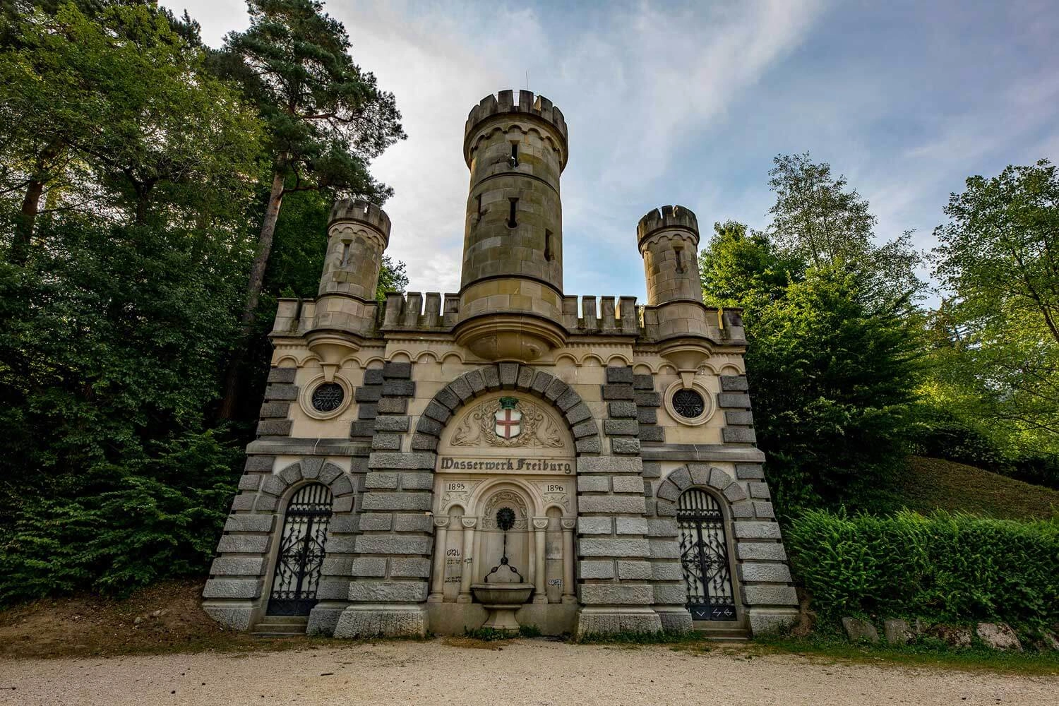 Ein Wasserschloss umgeben von Bäumen