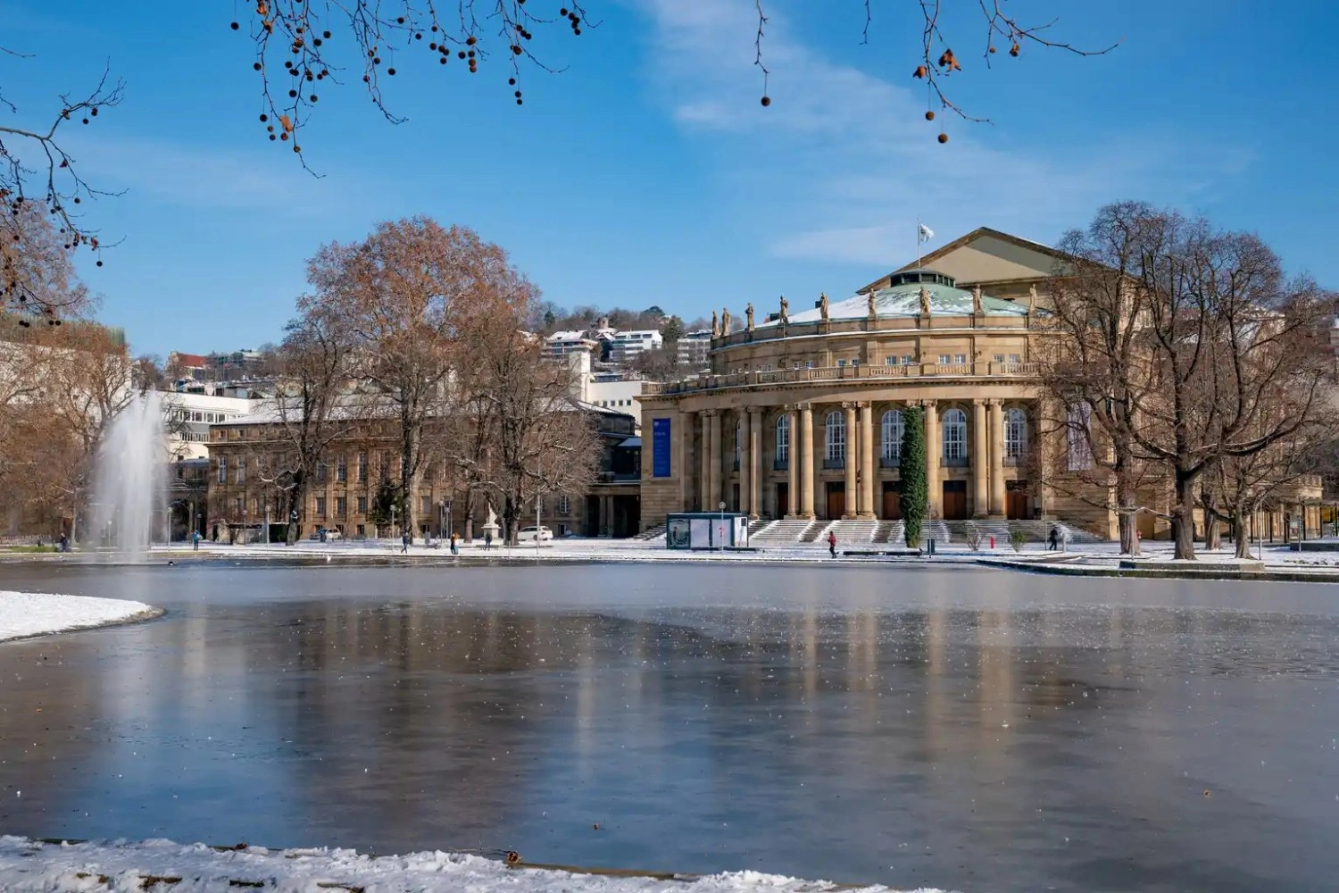 Das Opernhaus Stuttgart am zugefrorenen Eckensee im verschneiten Schlossgarten