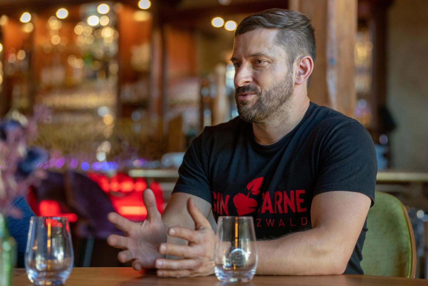 Ein Mann in einem Restaurant in einer Interviewsituation.