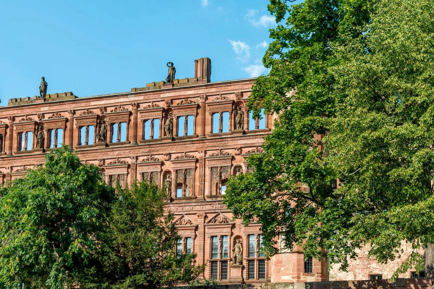 Fassade eines verfallenen Schlosses