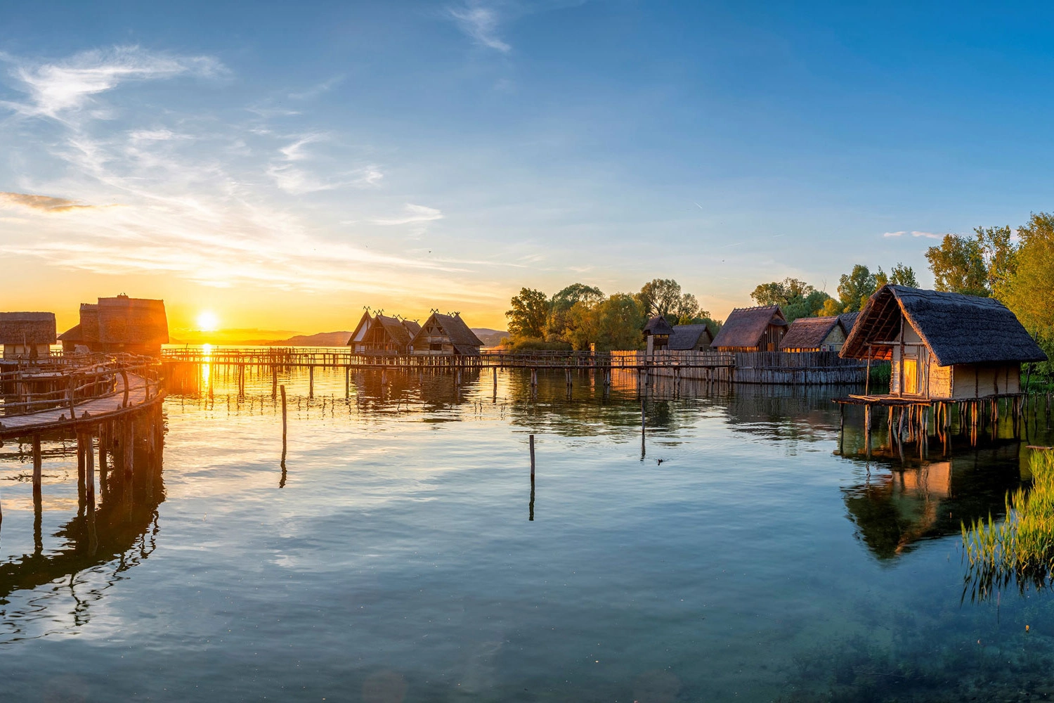 The picture shows the pile-dwelling museum in Unteruhldingen, which makes the UNESCO World Heritage Site on Lake Constance visible with the pile-dwelling villages from the Stone and Bronze Ages.