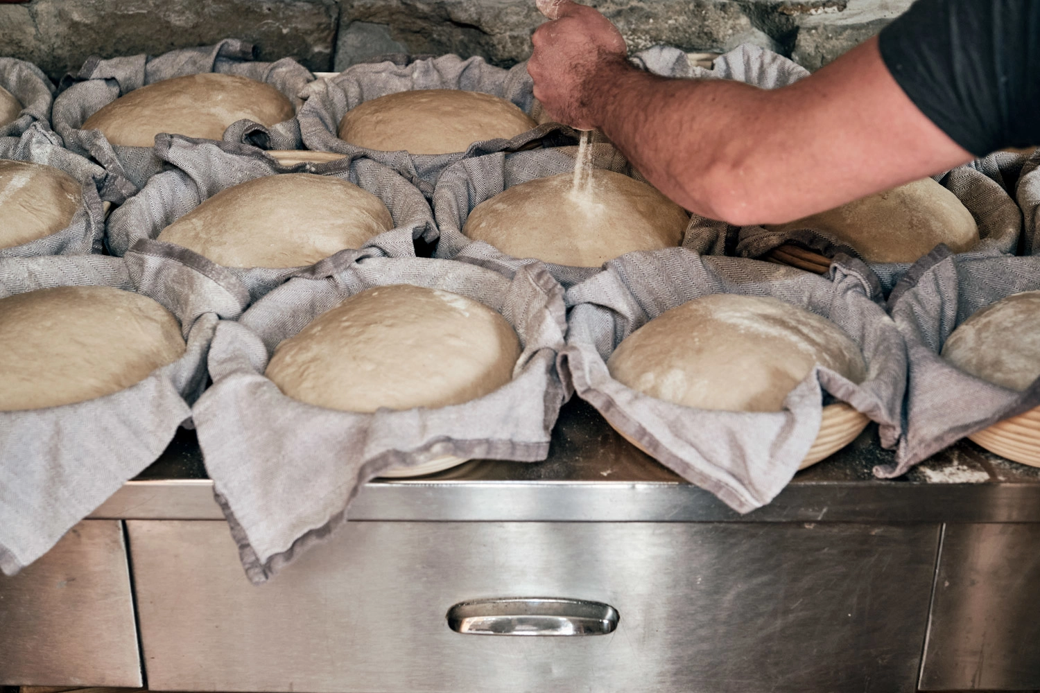 Die Teiglinge für das urig-schwäbische Holzofenbrot warten auf den Backgang.