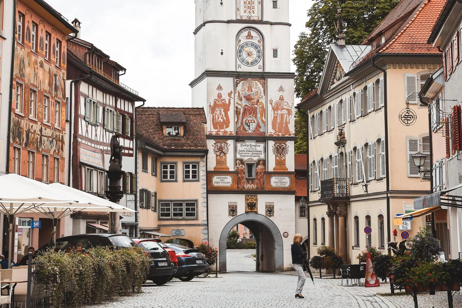 Ein Turm mit einem Tor in einer Altstadt