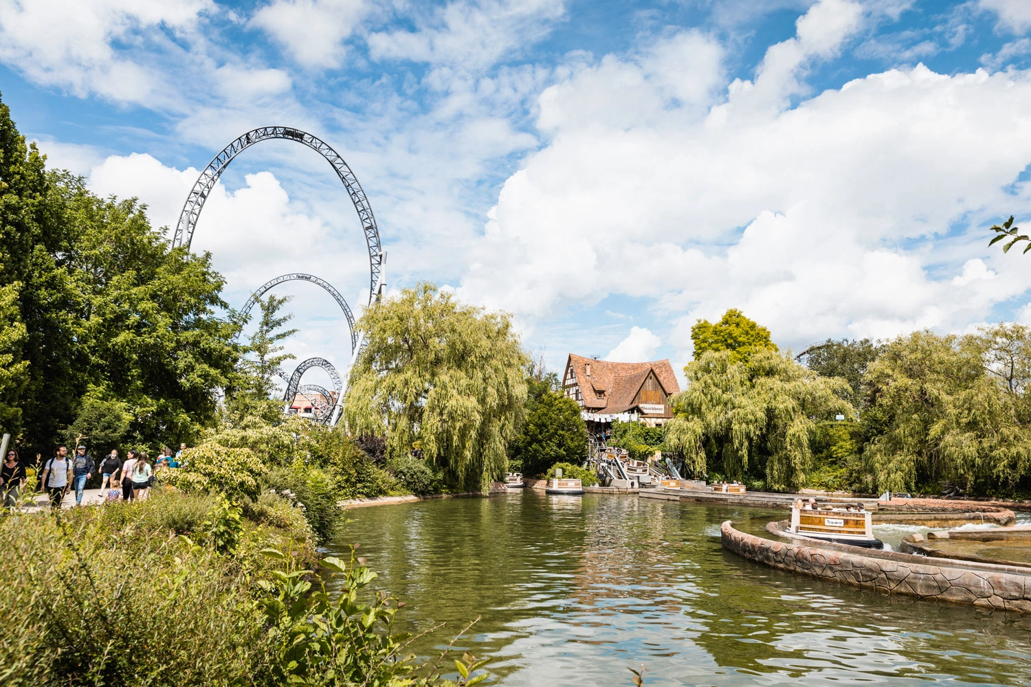 Blick auf einen Freizeitpark mit Wildwasserbahn und Achterbahn.
