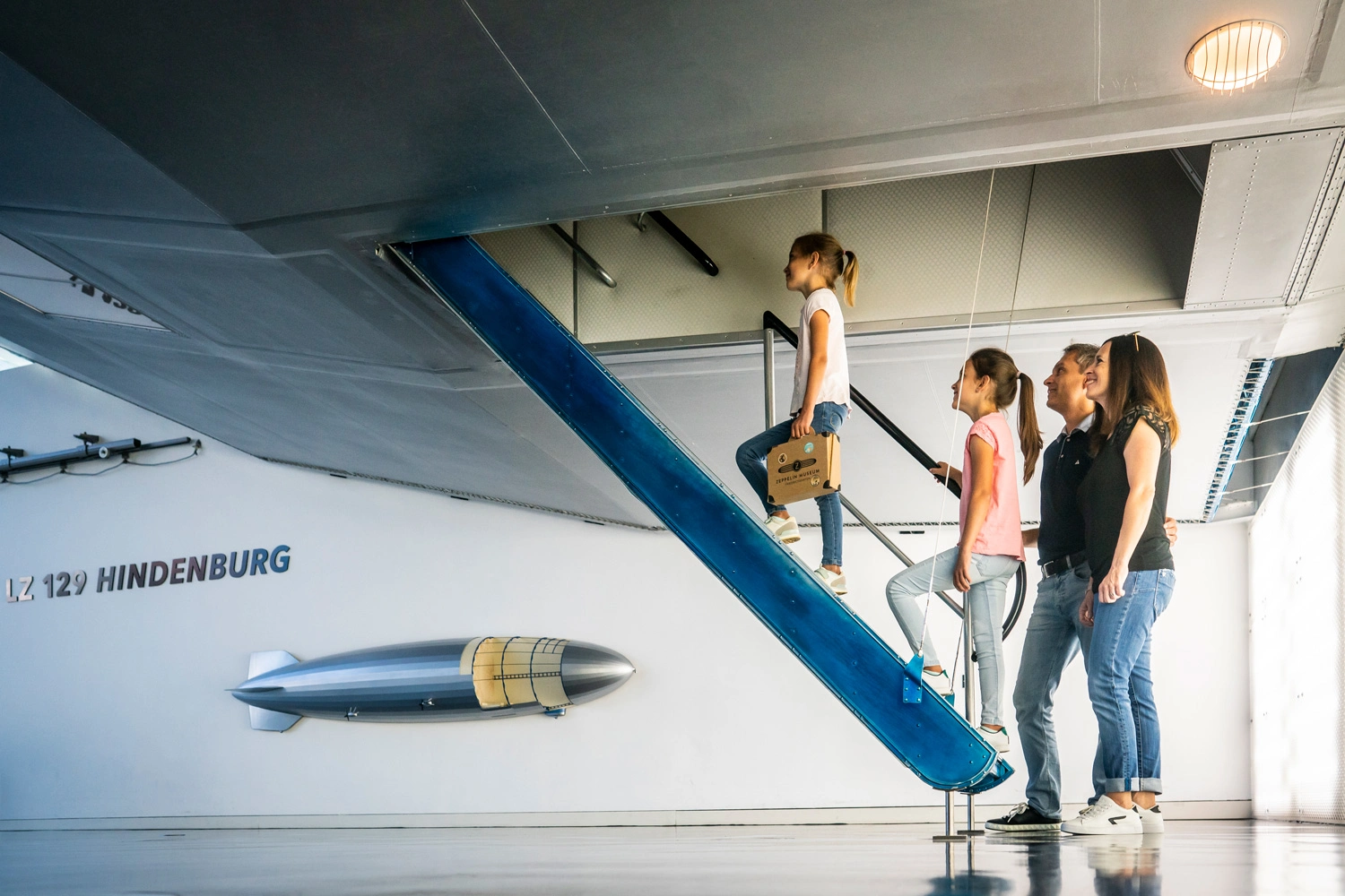 Eine Familie besichtigt den Zeppelin Hindenburg.