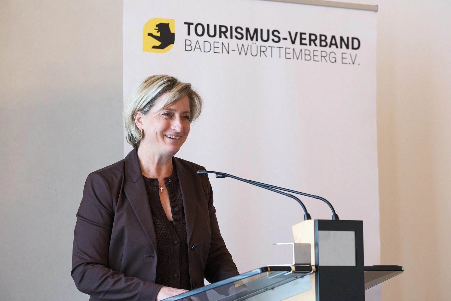 Frau an einem Rednerpult.