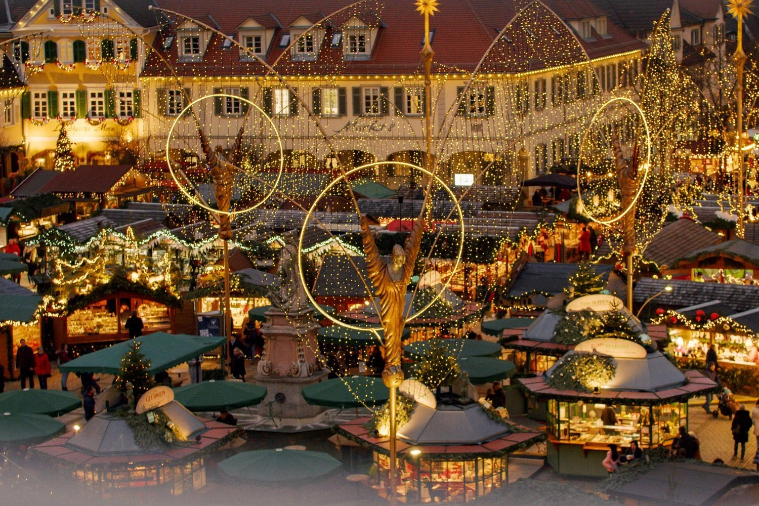 Viele beleuchtete Stände auf einem Weihnachtsmarkt