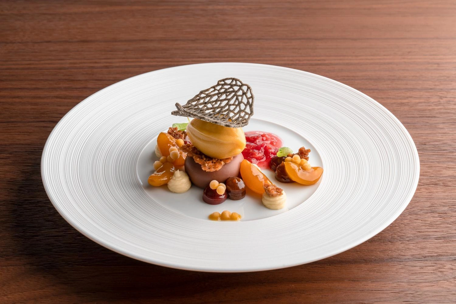 Kunstvoll angerichtetes Dessert eines Sternerestaurants