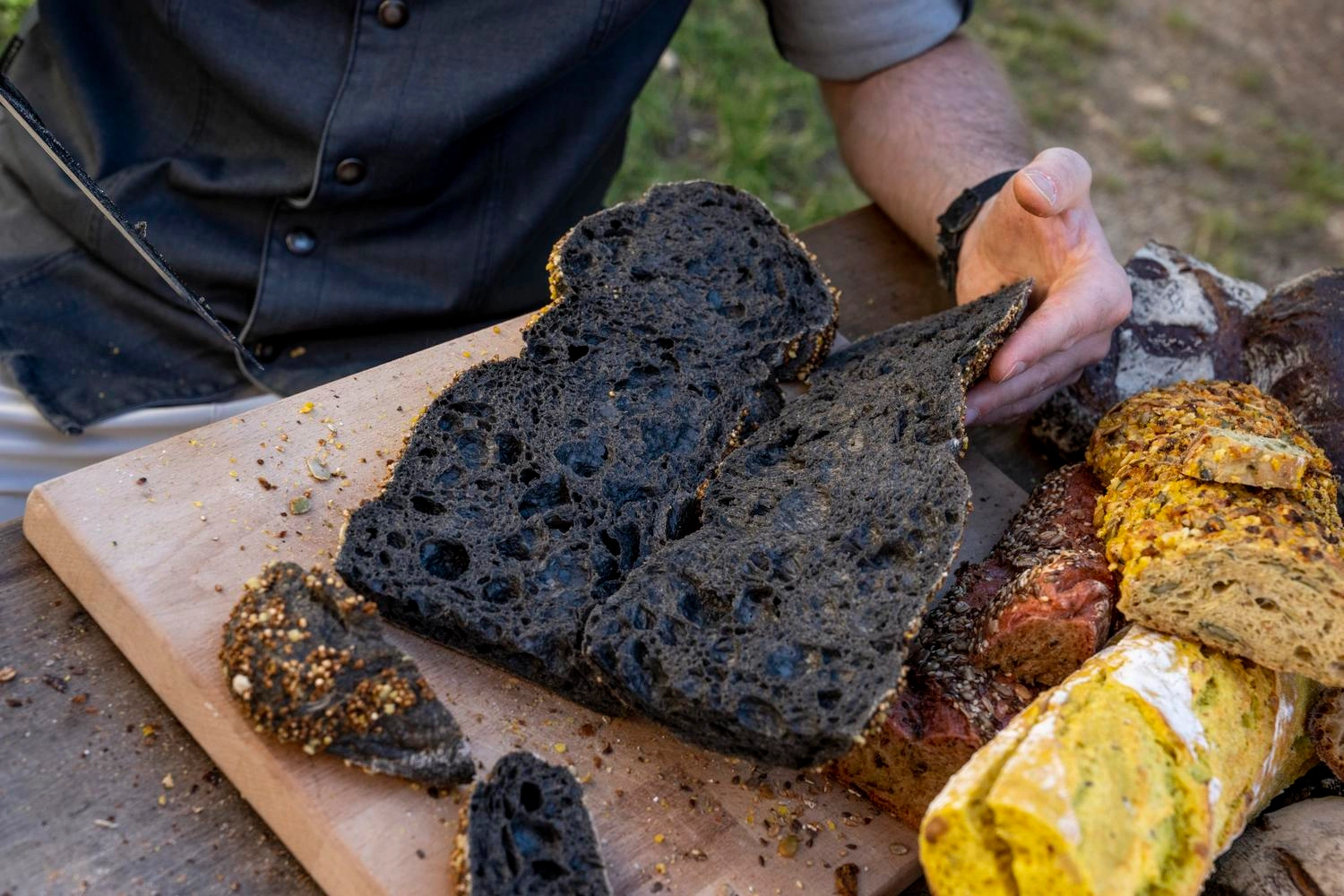 Ein Brot mit schwarzem Teig.
