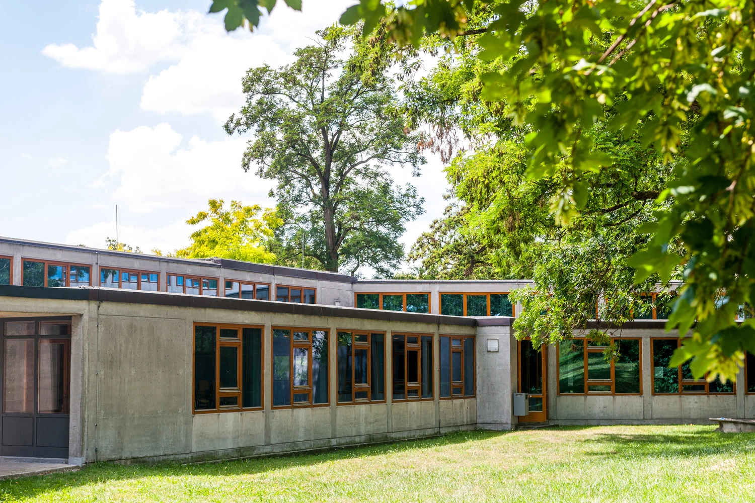 Exterior view of the Ulm School of Design in Bauhaus style