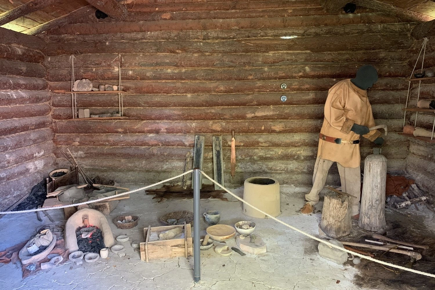 Gegenstände aus der Bronzezeit werden in einer Hütte ausgestellt