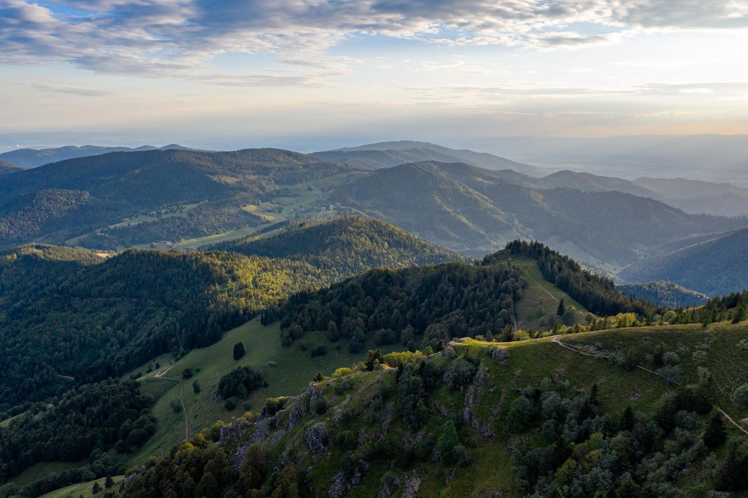 Blick über eine hügelige Gebirgslandschaft