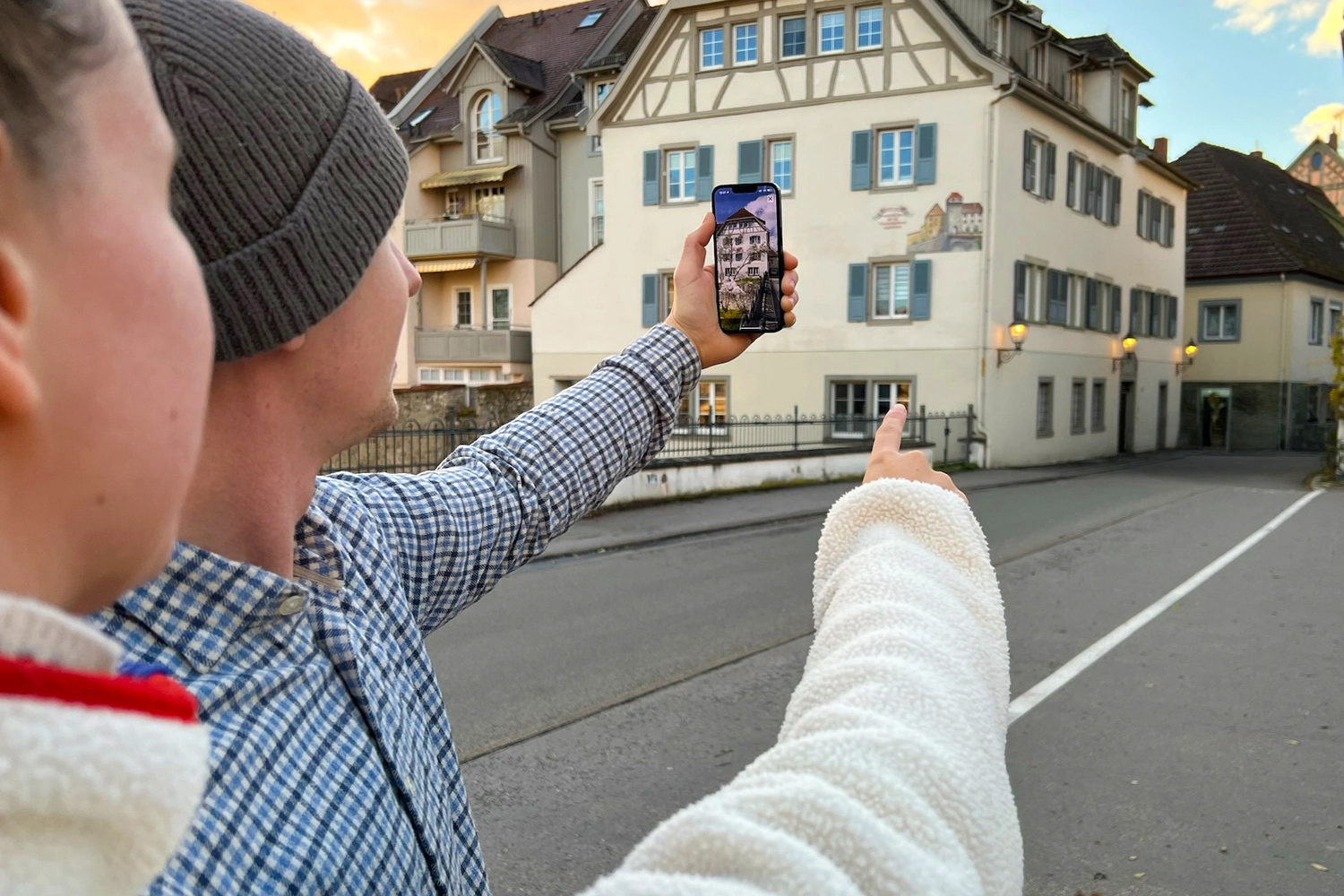 Zwei Personen erkunden mit einer App eine Stadt.
