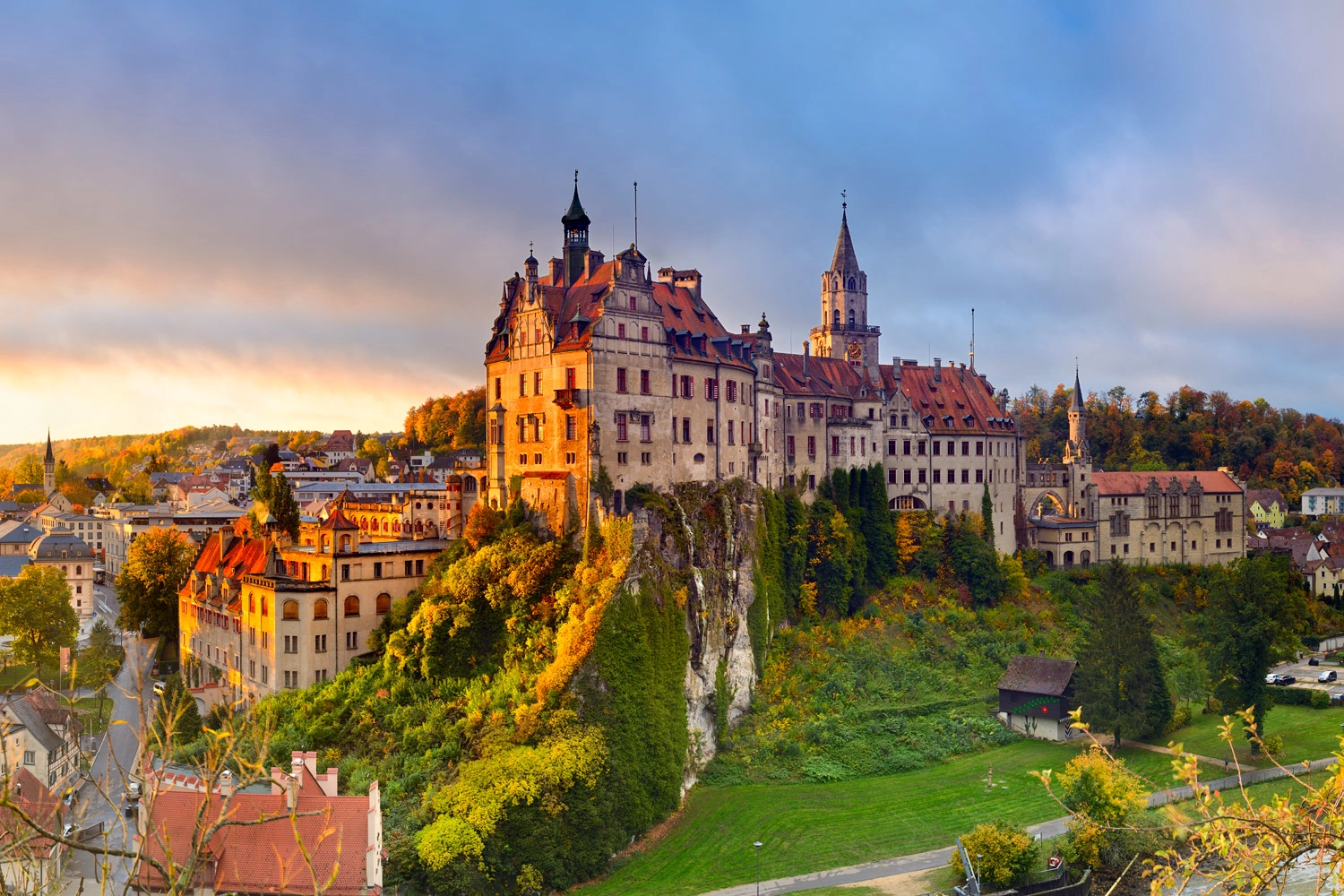 Schloss Sigmaringen auf der Schwäbischen Alb im warmen Herbstlicht, majestätisch auf einem Felsen über der Stadt.