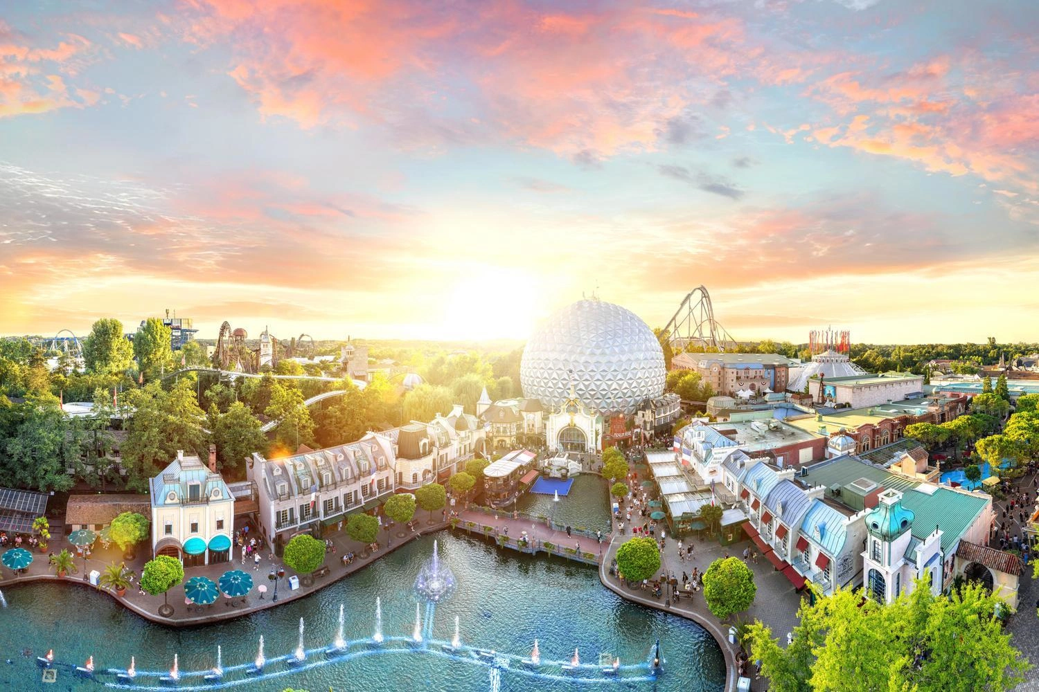 Panoramaaufnahme eines Freizeitparks