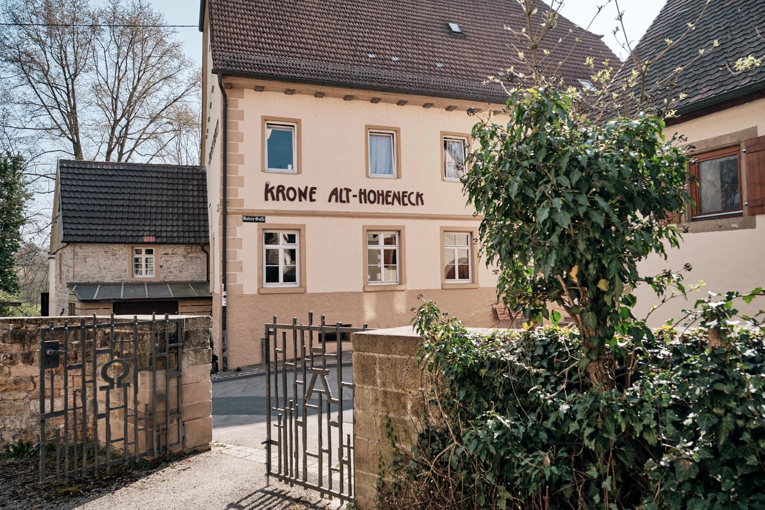 Außenansicht eines einladenden Wirtshauses.