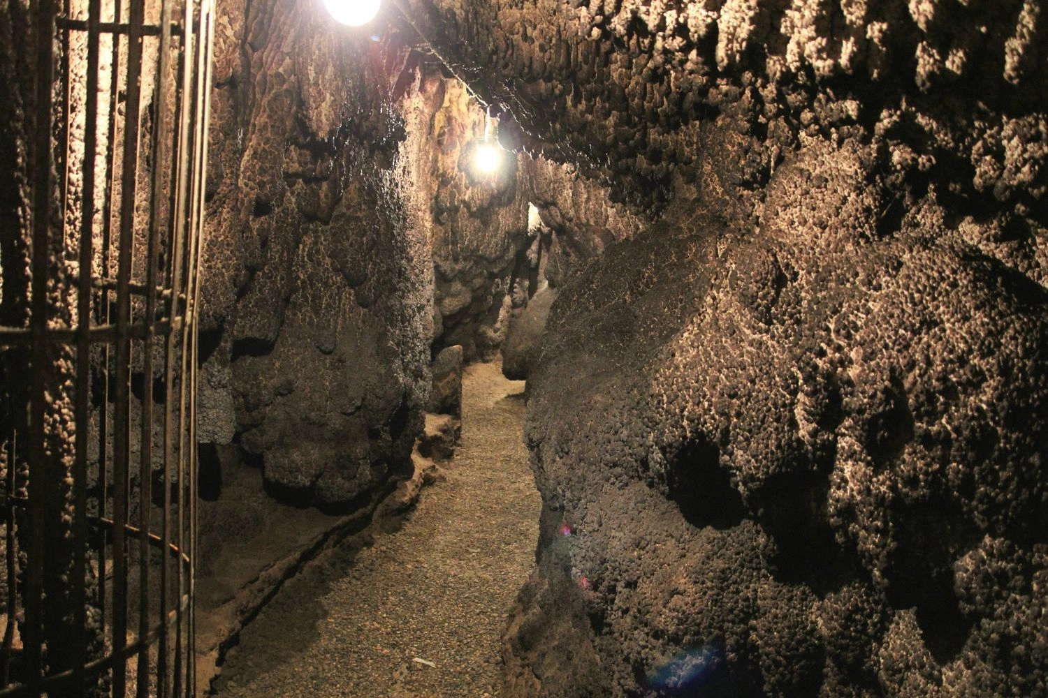 Der dunkle Gang einer Tropfsteinhöhle