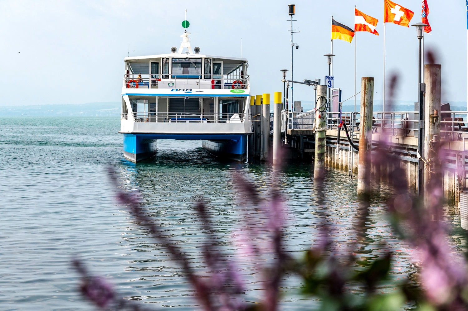 Die E-Fähre auf dem Bodensee am Bootssteg.