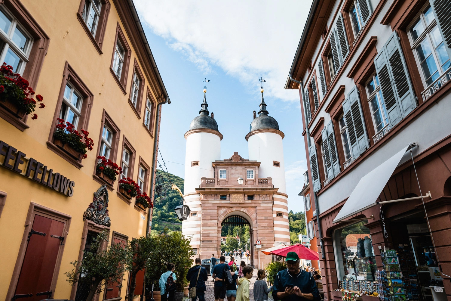 Blick auf eine Brücke von einer Gasse in einer Altstadt