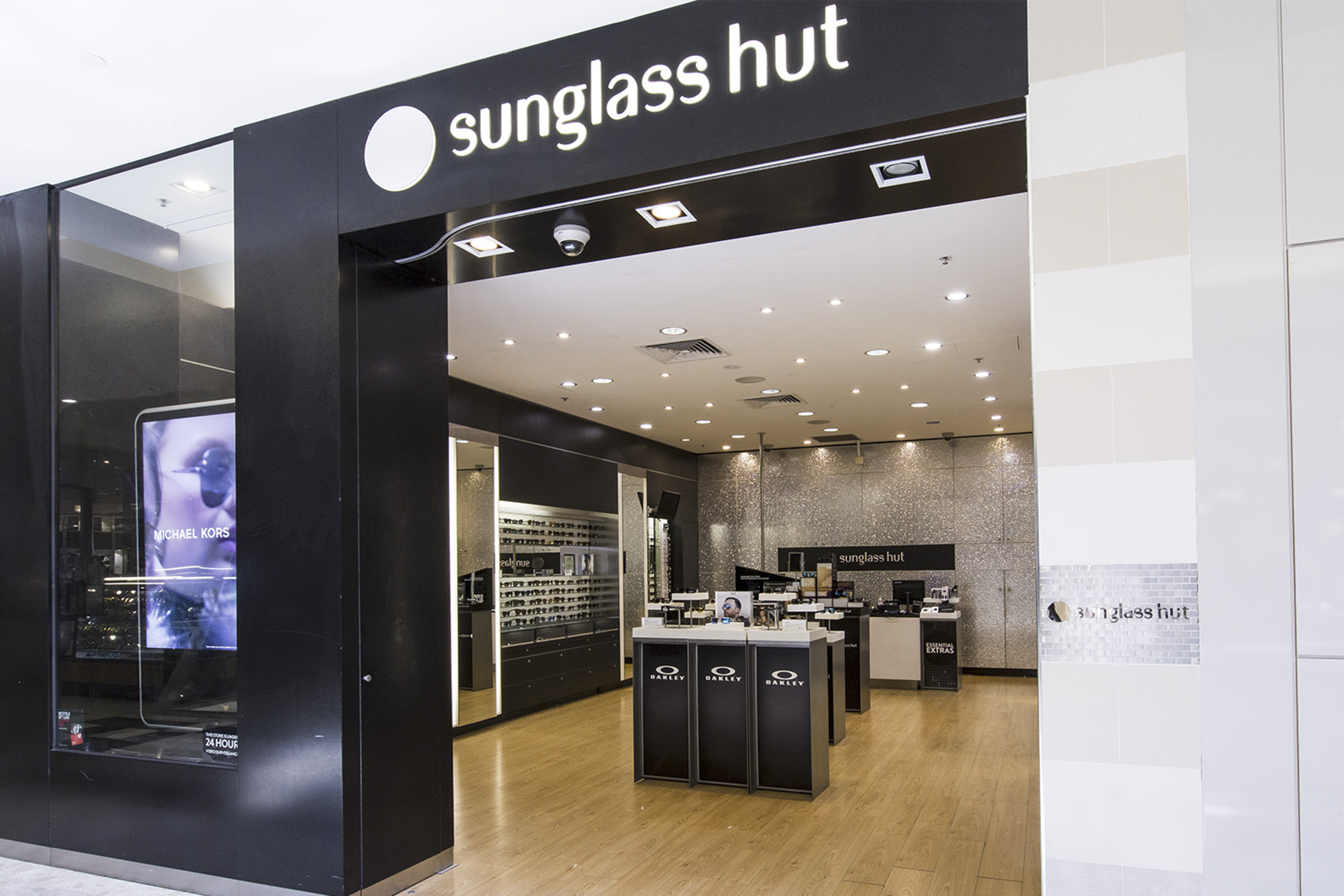 Sunglass hut fountain store gate