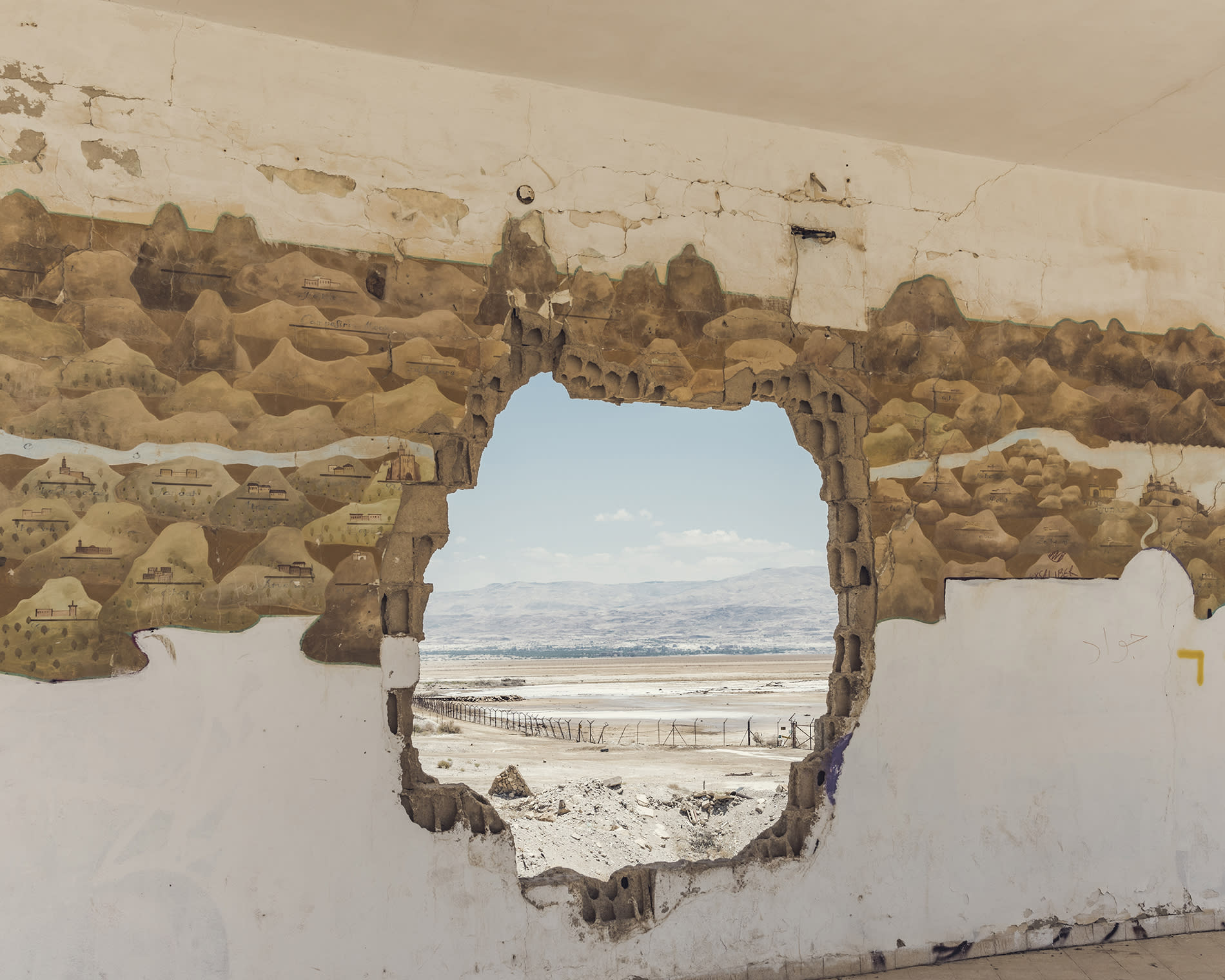 Cover Image for Between the Sea and the Security Fence