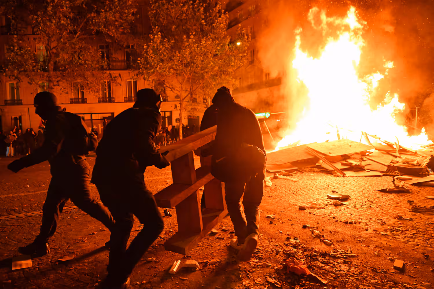 Demonstranten auf dem Boulevard Haussmann in Paris AFP